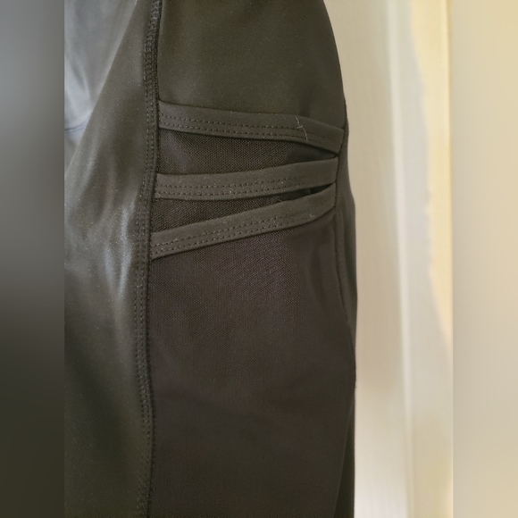 Ebb and flow high waist black yoga shorts with pockets size Large - Picture 2 of 4